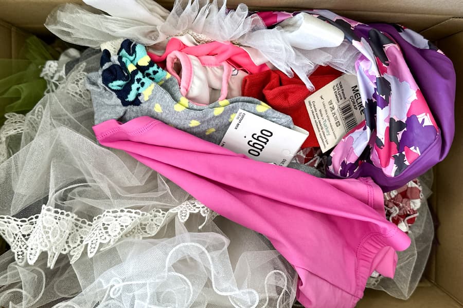 Karton mit Kinder Bekleidung, ca. 25 Stück